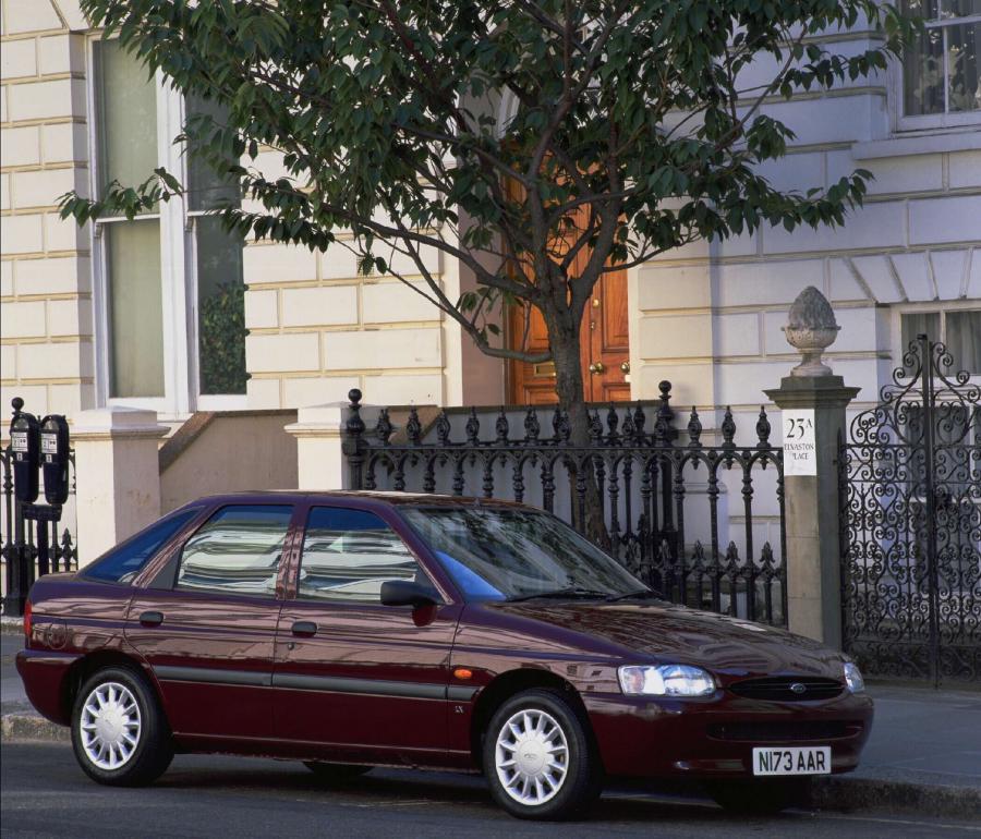  Ford Escort 1995 года  (фото 12 из 43)